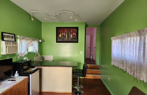 McCully - Moiliili House | Beautiful & Convenient 1 Bedroom/living Room With Free Parking!