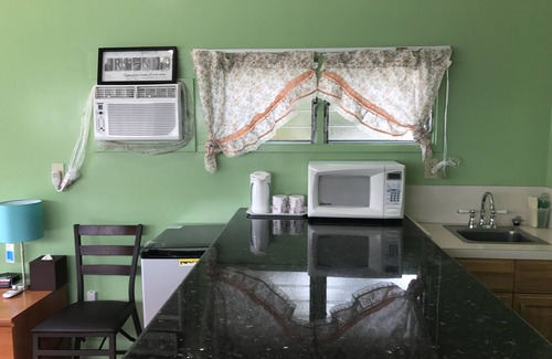 McCully - Moiliili House | Beautiful & Convenient 1 Bedroom/living Room With Free Parking!