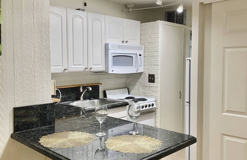 Waikiki Apartment | Cozy Waikiki Locality-5 minute walk to the beach! AC Wifi