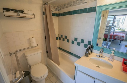 McCully - Moiliili Apartment | Diamond Ocean And Canal View Affordable Great Value