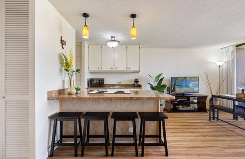 Waikiki Condo | Enjoy cool trade winds and spectacular mountain views! 2Bd 1Ba w/parking!