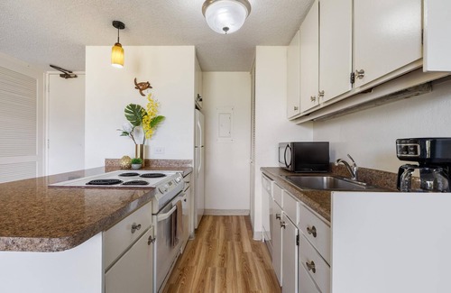 Waikiki Condo | Enjoy cool trade winds and spectacular mountain views! 2Bd 1Ba w/parking!