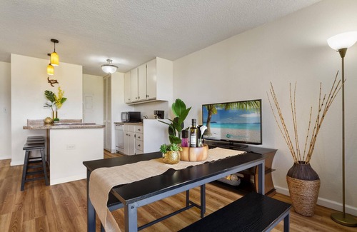Waikiki Condo | Enjoy cool trade winds and spectacular mountain views! 2Bd 1Ba w/parking!