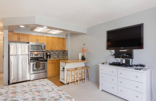 Waikiki Apartment | Fairway Villa 810 Studio - Free WIFI/Parking & AC