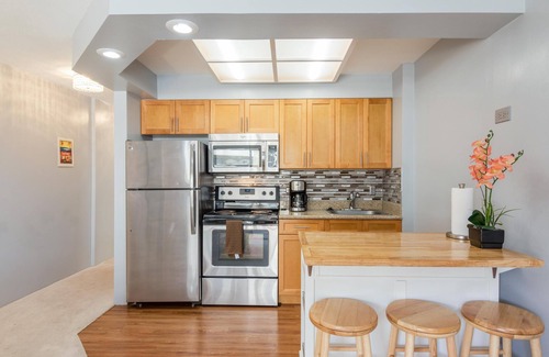 Waikiki Apartment | Fairway Villa 810 Studio - Free WIFI/Parking & AC