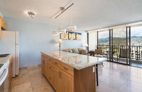 Waikiki Condo | Fully Remodelled View Condo Near Waikiki Beach with Free Parking/WiFi