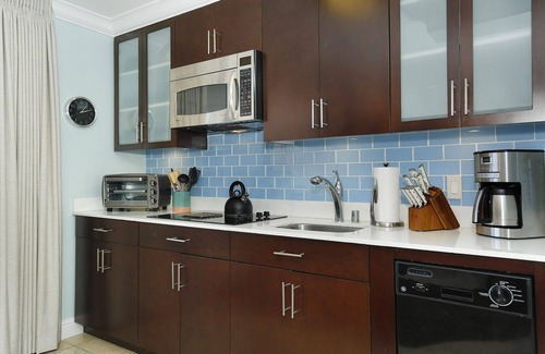 Waikiki Condo | Heart of Waikiki! Lower Floor! Great Location! Washlet, AC, Wi-Fi, Kitchen!