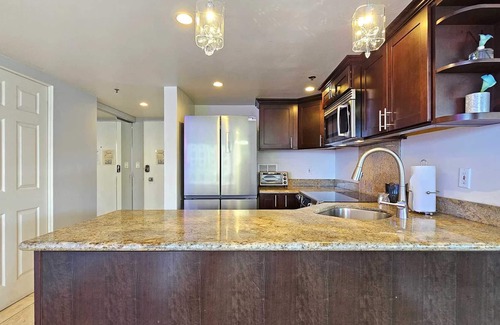 Waikiki Condo | Ilikai 426 2 Bedroom Ocean/Pool Views - 1 K, 2 Full and 2 Q Sofa Beds