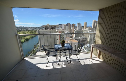 Waikiki Apartment | Island Colony 2815 Sweeping Ocean to Mountain Views