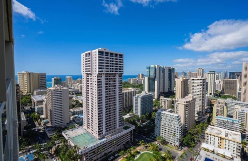 Waikiki Condo | Island Colony (IC14)