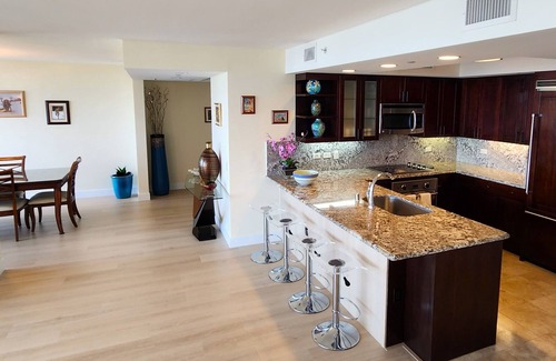 Waikiki Apartment | Luxury + Ocean Views at Watermark Waikiki