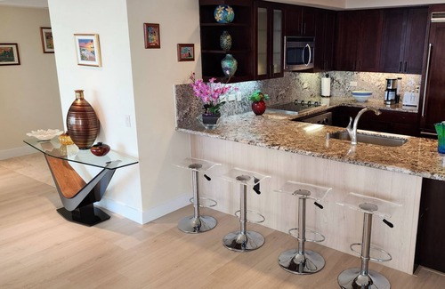 Waikiki Apartment | Luxury + Ocean Views at Watermark Waikiki