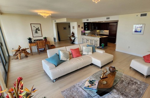 Waikiki Apartment | Luxury + Ocean Views at Watermark Waikiki