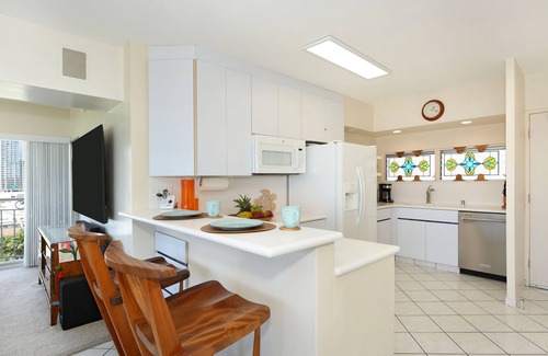 Waikiki Condo | Million-Dollar Ocean Views! Steps from Beach! Full Kitchen