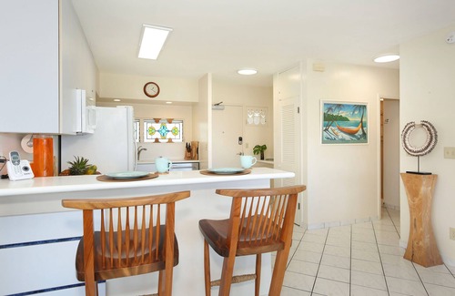 Waikiki Condo | Million-Dollar Ocean Views! Steps from Beach! Full Kitchen