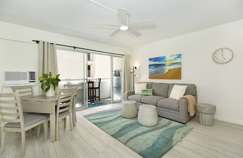 Waikiki Condo | Modern condo in Heart of Waikiki! 1 block to beach, AC, Wi-Fi, free parking!
