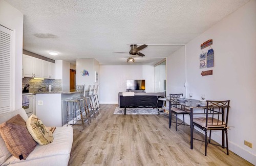 Waikiki Condo | Monthly- Discovery Bay 2203 Ocean/Sunset/Marina/City Views - Q Bed/Twin Sofabed