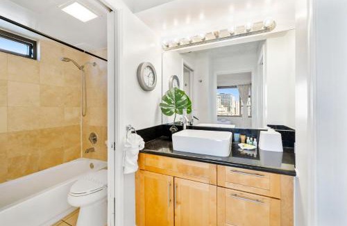 Waikiki Apartment | Ocean View, Steps to Waikiki Beach and Free Parking