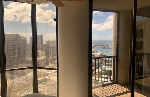 Kalihi - Palama Apartment | Penthouse In Downtown Honolulu with Private Rooftop Lanai