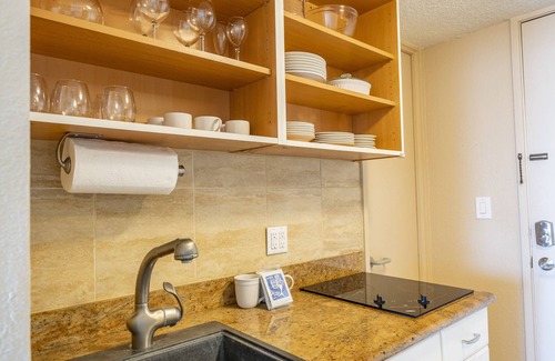 Waikiki Condo | Penthouse Studio in Western Waikiki - convenient location, & stunning views!
