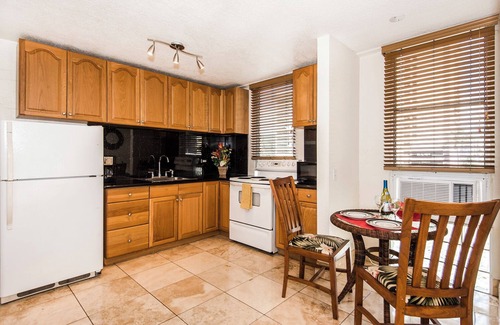 Waikiki Condo | Royal Moana Condo Steps to Waikiki Beach w/Parking & Full Kitchen-Bbq Grill