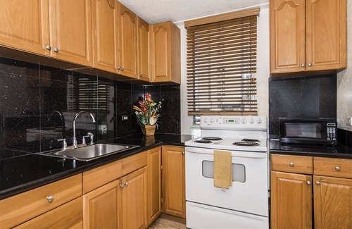 Waikiki Condo | Royal Moana Condo Steps to Waikiki Beach w/Parking & Full Kitchen-Bbq Grill