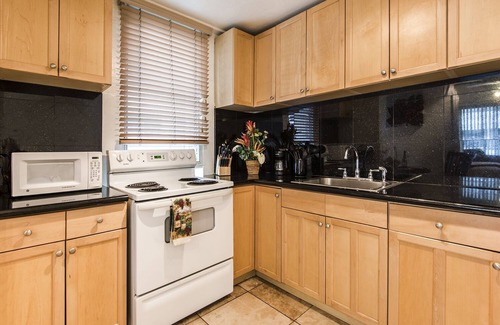 Waikiki Condo | Royal Moana Condo Steps to Waikiki Beach w/Kitchen & Near Shops-Restaurants