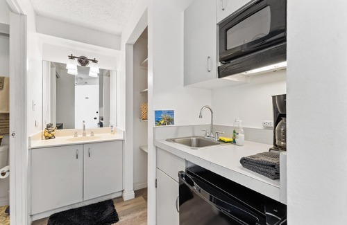 Waikiki Condo | Studio Steps From Waikiki Beach - #906-A