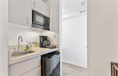 Waikiki Condo | Studio Steps From Waikiki Beach - #906-A