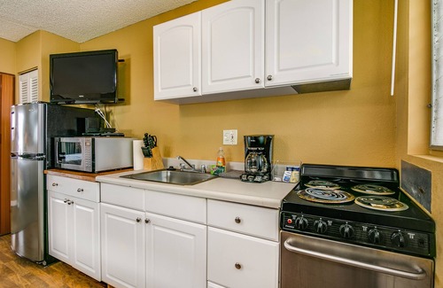 Waikiki Apartment | Surfer's Dream Condo w/Full Kitchen - Free Wifi, Sleeps 4