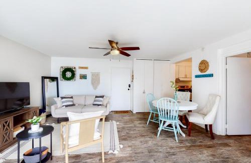 Waikiki Apartment | The Keoniana #111