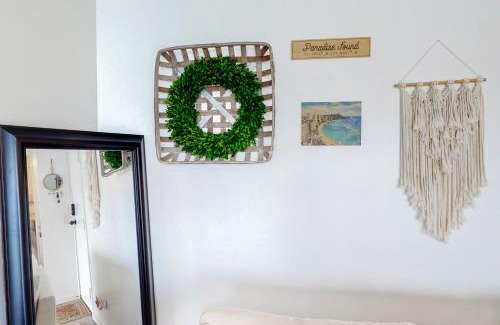Waikiki Apartment | The Keoniana #111