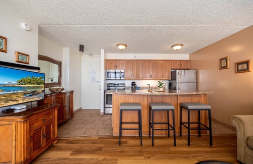 Waikiki Condo | Tropical Escape: Ocean Views Condo w/Parking!