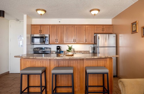 Waikiki Condo | Tropical Escape: Ocean Views Condo w/Parking!