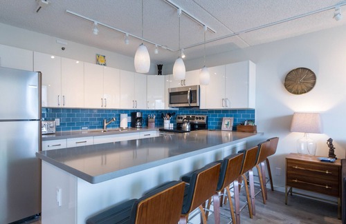 Waikiki Condo | Waikiki Banyan OCEAN VIEW REMODELED - "Ohana Suite" , free parking, lots of amenities!