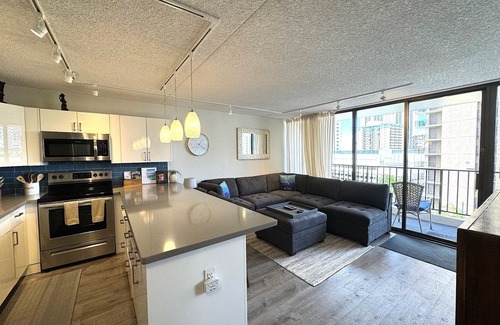 Waikiki Condo | Waikiki Banyan OCEAN VIEW REMODELED - "Ohana Suite" , free parking, lots of amenities!