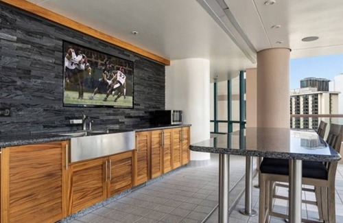McCully - Moiliili Condo | Waikiki Landmark Resort and Condos - Breathtaking 2Bed,2Bath, Free Parking