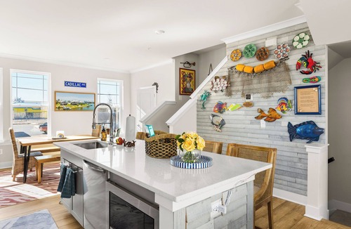 Caine Woods House | 1 block to beach, arcade games, walk to restaurants water park, mini golf,&more!