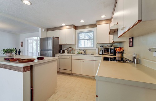 Brunswick Cottage | 1 Mi to Maine Street! Mcm-style Home in Brunswick