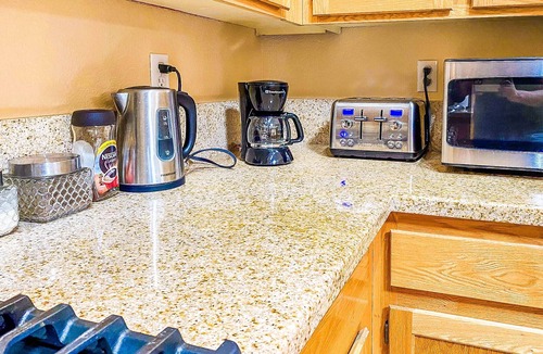 Paradise House | 1 Story Vegas Home | Office Dual Monitors | Fast Wifi | Near Strip & Airport