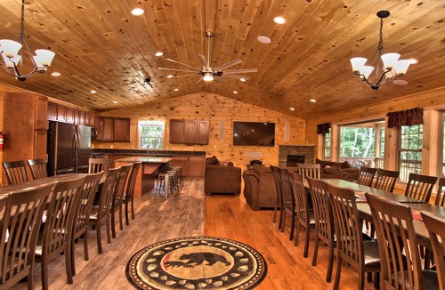 Ebervale House | 11 BR 8 BA Pickle/Basketball CT EV CHARGER HOT TUB FIRE PIT ON 8 ACRES SLPS 30!