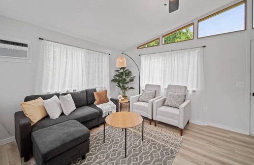 Hilo House | 117 Wainaku HOUSE B · Peaceful Haven in Hilo 3BR House