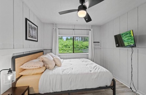 Hilo House | 117 Wainaku HOUSE B · Peaceful Haven in Hilo 3BR House