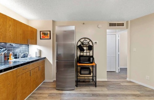Downtown Honolulu Condo | 16th Fl Executive Center 1BR Condo | Parking | Pool | City View