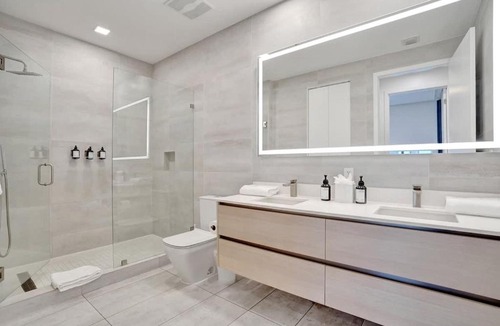 West Avenue House | 17WEST 1BR Apartment with Balcony 504
