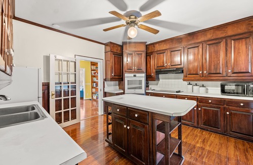 Baldwin House | 1875 Historic Manor, 5 Acres Near Helen & Wineries