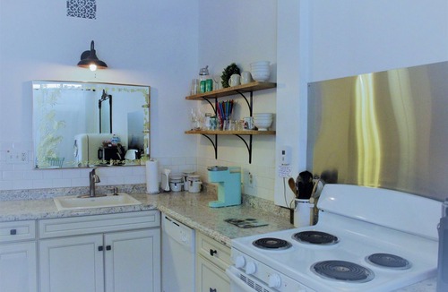 Jim Thorpe Apartment | 1901 Storefront Studio: King Saatva Bed & Retro Charm