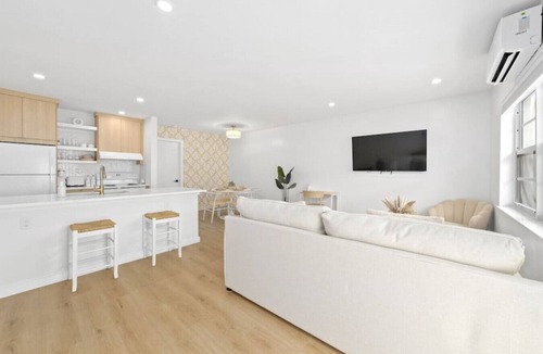 Parrot Cove Apartment | 1BR Villa near beach- King Bed TV in room - Villa 2