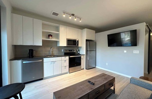 Hiawatha Apartment | 1BR with Balcony Near Light Rail, Hospitals, 04