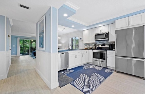Jupiter Bay Condo | 2/2 Condo Steps from the Beach